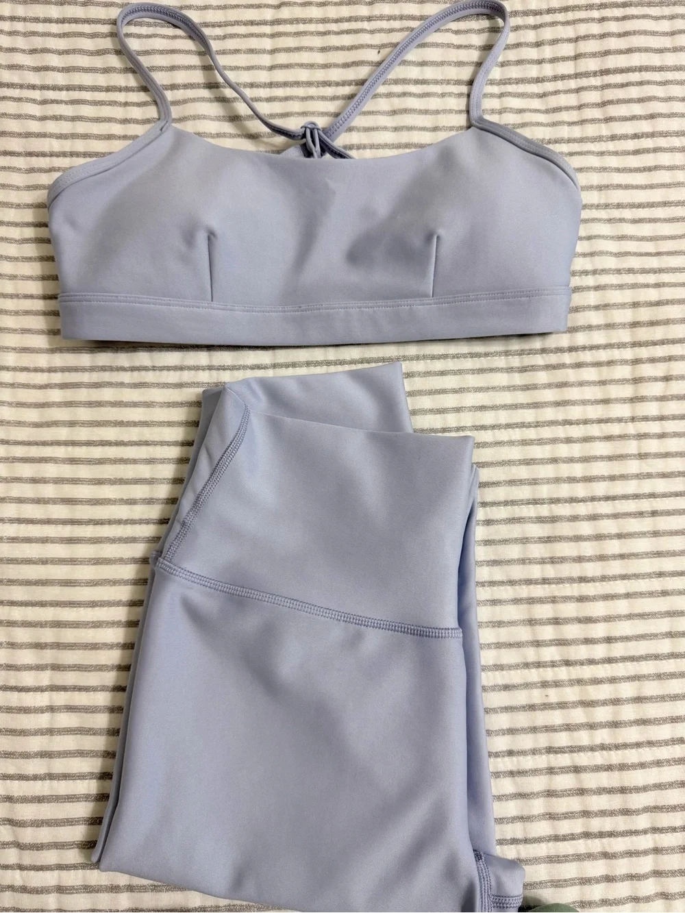 Alo Yoga Full Length Airlift Legging and Bra in size Small Winter Frost color